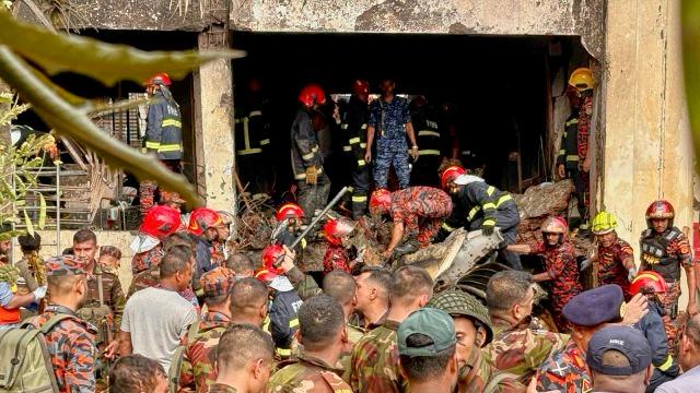 Bangladesh Air Force ka F-7 fighter jet Dhaka ke Milestone School par crash hone ke baad aag aur dhuaan